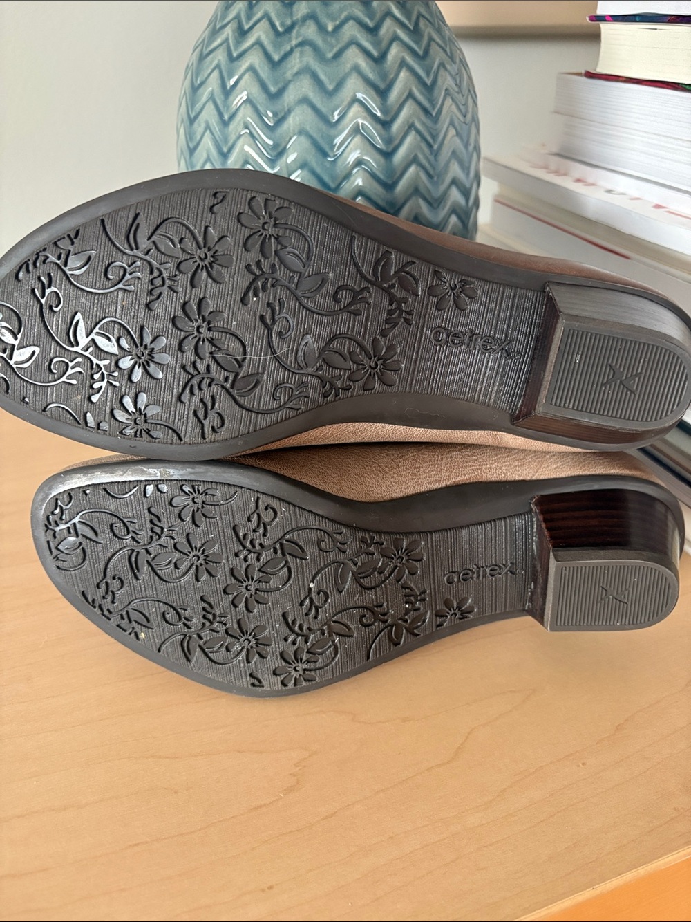 NWOT Aetrex Taupe Leather Low Heel Mary Jane’s Size 7 Artsy and Unique - Picture 11 of 11
